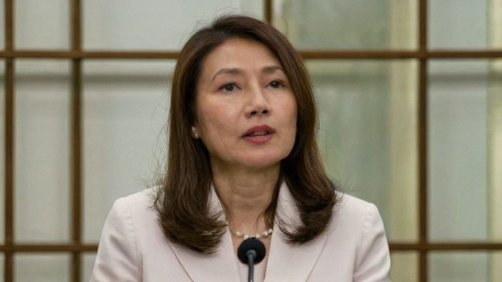 充满娱乐气息的小区居民兴奋讨论明星，徐娇晒美照展现长发魅力令人感动